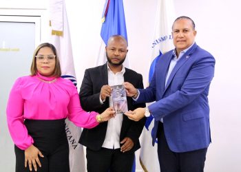 El acto de presentación de la Carta Compromiso al Ciudadano estuvo encabezado por la viceministra de servicios públicos del Ministerio de Administración Pública (MAP), Sheyla Castillo y el director del Organismo Dominicano de Acreditación (ODAC), Ángel David Taveras Difo.