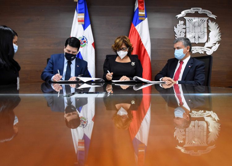 Olaya Dotel, viceministra de Cooperación Internacional y Ordenadora Nacional de los Fondos Europeos para el Desarrollo, y Cristián Jara Brito, director ejecutivo de la Agencia Chilena de Cooperación Internacional para el Desarrollo (AGCID); le acompañan Romilio Gutiérrez, embajador de Chile en República Dominicana, y Rosanna Arias, directora general de Cooperación Bilateral.