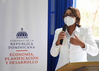 La viceministra de Cooperación Internacional, Olaya Dotel, habla en el acto de firma de alianzas con las gobernadoras de las provincias de la zona fronteriza.