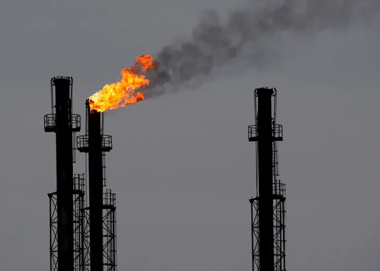 El documento publicado hoy reduce en 200,000 bd, hasta 106.11 mbd, su anterior cálculo sobre el consumo petrolífero en 2025.