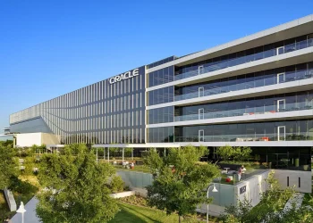 Oracle planea construir un centro de datos de más de 1 gigavatio en Saline Township, Michigan, para apoyar a OpenAI.