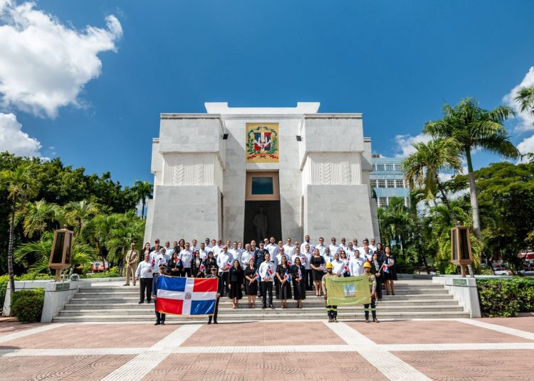 Durante la ofrenda floral, resalta responsabilidad institucional y planificación al servicio de la modernización e interés nacional.