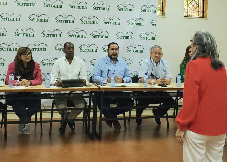 Olaya Dotel, Carlos Peguero, Rogelio Genao, Roberto Henríquez escuchan a Maribel Pichardo