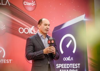 el vicepresidente de Mercadeo y Comunicaciones Corporativas de Claro Dominicana, Omar Acosta.