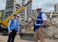 De León y Castillo observaron el colapso total de edificios residenciales y conversaron con sobrevivientes que narraron cómo las estructuras se desplomaron en apenas segundos.