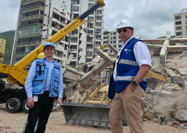 De León y Castillo observaron el colapso total de edificios residenciales y conversaron con sobrevivientes que narraron cómo las estructuras se desplomaron en apenas segundos.