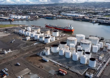 La Agencia Internacional de la Energía vigila el mercado para evaluar si es necesaria una nueva liberación de reservas estratégicas.