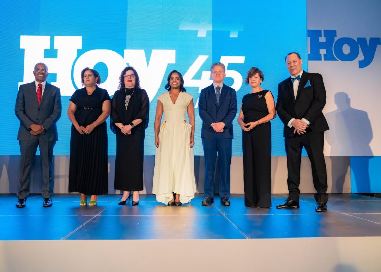 La celebración reconoció a distintas generaciones de profesionales y colaboradores que han contribuido a construir la historia del Periódico Hoy.