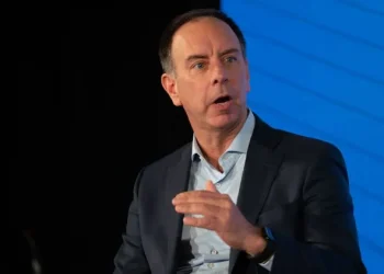 Peter Cerdá advierte sobre los altos costos del transporte aéreo en Latinoamérica y destaca el interés de inversión en la región.