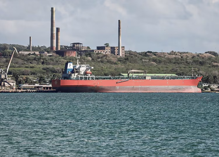 Vista del petrolero ruso Anatoli Kolodkin durante su llegada al puerto de Matanzas, principal enclave petrolero de Cuba.