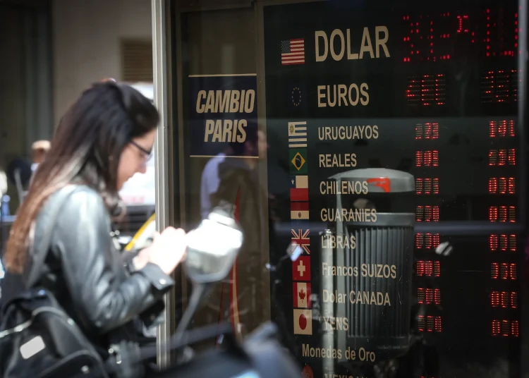 La demanda global retrocedió 6.4%, con una bajada abrupta del 29.4% en la formación bruta de capital fijo y un aumento del 31.4% en las exportaciones.