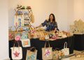 Daly del Castillo interviene a mano las Lazy Susan para convertirlas en piezas de arte funcional.