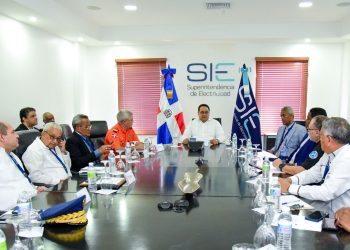 Participaron en la reunión Delfín Rodríguez, director de Operaciones de la Defensa Civil; José Luis Germán, subdirector del COE; Bolívar Ledesma, subdirector de Indomet, y José Luis Frometa, en representación de Carolina Mejía, alcaldesa del Distrito Nacional.