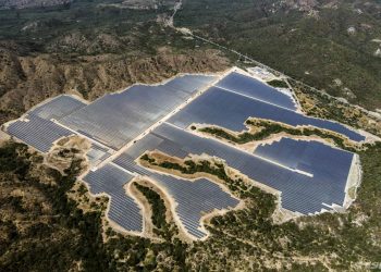 Actualmente, AES Dominicana Renewable (ADRE) opera tres parques solares fotovoltaicos con una capacidad total de 250 megavatios.