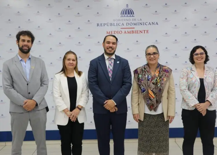 El acto contó con la presencia de la directora de Biodiversidad del Ministerio de Medio Ambiente, Mariana Hernández Y el oficial de la Unidad de Sostenibilidad Ambiental y Resiliencia del PNUD, Pierre Candelón.