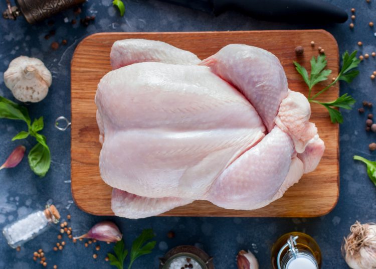 En República Dominicana ha capacidad instalada para producir hasta 25 millones de pollos cada mes, pero la producción regular oscila entre 18 y 20 millones mensuales. - Fuente externa.