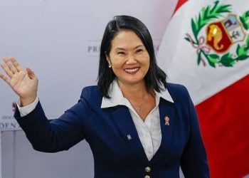 Keiko Fujimori ofrece un discurso tras recibir las credenciales como presidenta electa de Perú.