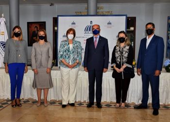 María Elena Aguayo, de la emisora Raíces; Ana Figueiredo, presidenta de Altice Dominicana; la ministra de Cultura, profesora Carmen Heredia de Guerrero, y Gianluca Grippa, embajador de la Unión Europea