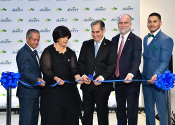 José Francisco Deschamps, Milagros de Jesús Féliz, Rubén Álvarez, Alejandro Fernández W. y Freybert Rosado realizaron el corte de cinta de la nueva sede.