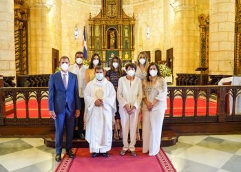 Wady Asbún, párroco Nelson Clarck, Nelly Khoury Vda. Asbún, Zoralla Puello de Asbún, Wady Manuel Asbún, Patricia Asbún, Nelly Marie Asbún y Patricia Vicari