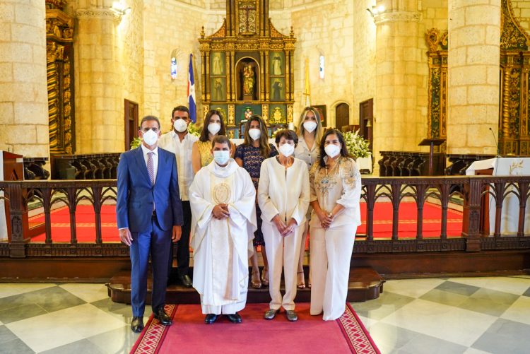 Wady Asbún, párroco Nelson Clarck, Nelly Khoury Vda. Asbún, Zoralla Puello de Asbún, Wady Manuel Asbún, Patricia Asbún, Nelly Marie Asbún y Patricia Vicari