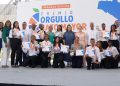 La legisladora entrega 20 becas universitarias y computadoras a estudiantes de excelencia.
