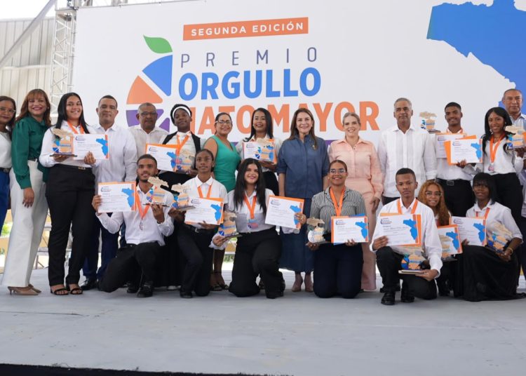 La legisladora entrega 20 becas universitarias y computadoras a estudiantes de excelencia.