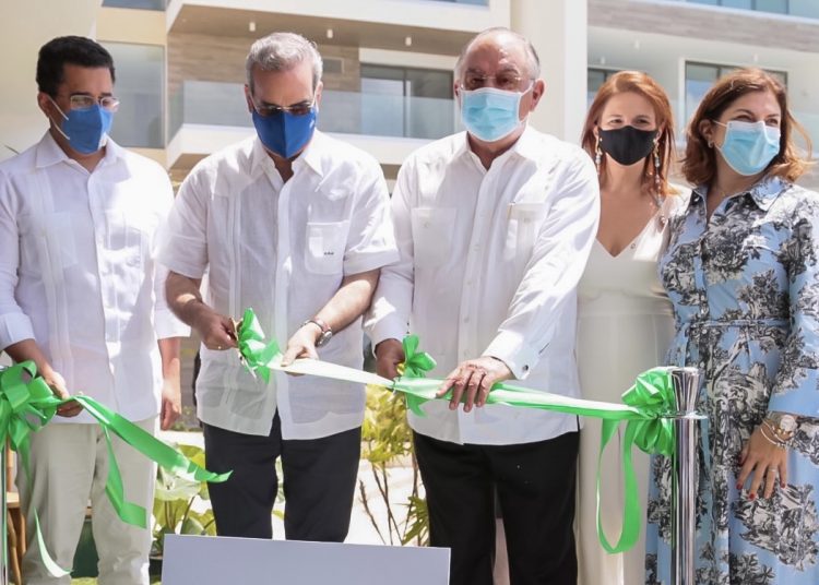 David Collado, Luis Abinader, Alfredo Delfino, Emanuela Delfino y Rafaella Delfino