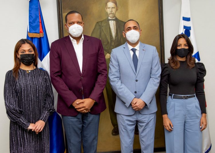 El director ejecutivo de Pro Consumidor, Eddy Alcántara, junto al presidente del Indotel, Nelson Arroyo. También figuran en la foto la directora ejecutiva del Indotel, Julissa Cruz, y Johanna Calderón.