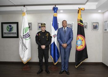 El director ejecutivo de Proconsumidor, Eddy Alcántara, y el director general del Ceccom, general de brigada del Ejército, Orlando Jerez Espaillat.