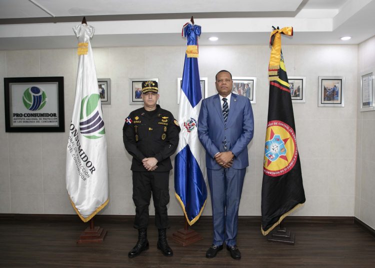 El director ejecutivo de Proconsumidor, Eddy Alcántara, y el director general del Ceccom, general de brigada del Ejército, Orlando Jerez Espaillat.