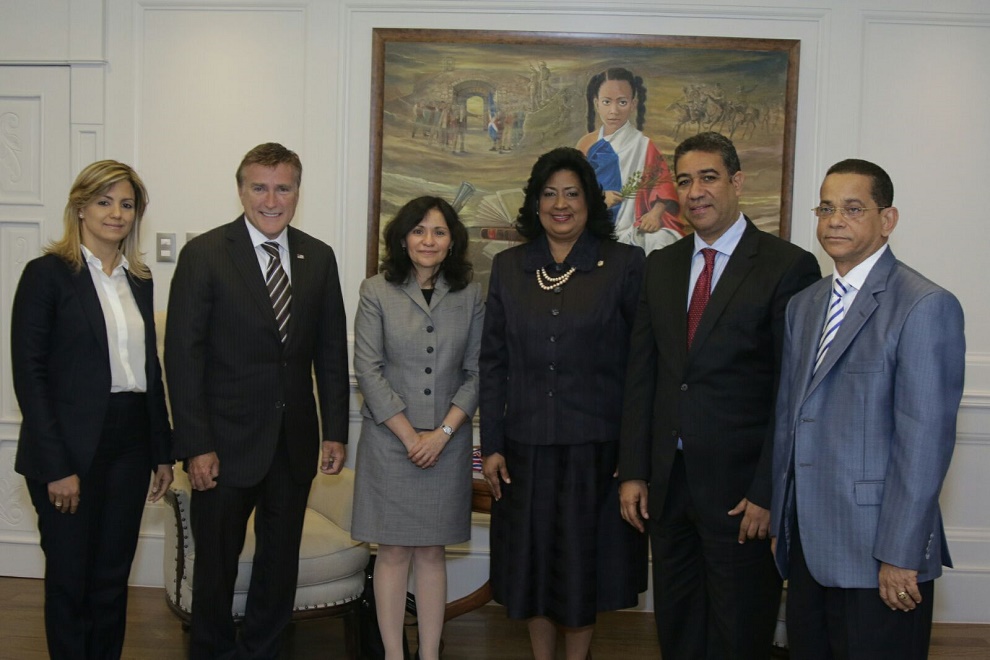 Michelle Cohen afirmó que el correcto arbitraje de la rivalidad empresarial es un elemento imprescindible para ordenar el comportamiento de los agentes económicos de los mercados. Aquí está frente el ambajador de Estados Unidos, James Brewster, y otras personalidades.