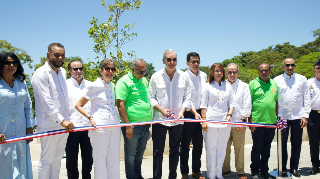 Abinader entrega obras de renovación de la playa Sosúa y su plaza de vendedores