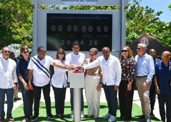 El ministro David Collado encabeza el inicio de los trabajos en playa Teco.