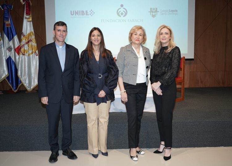 Padre Rector Jorge William Hernandez Diaz S.J. , Dra. Odile Camilo, Sra. Matilde Cruz de Farach y Sra. Carmen Olavarrieta de Farach