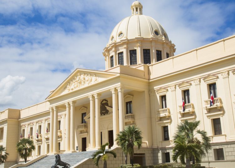 El Ejecutivo determinó un plazo de 12 meses para iniciar el cobro de fundas plásticas que no sean biodegradables en los establecimientos comerciales.