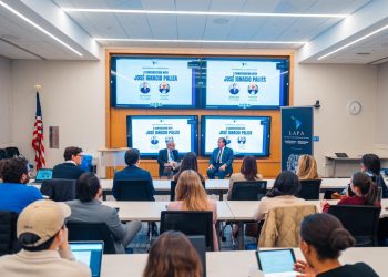 Paliza imparte conferencia en la Escuela McCourt de Políticas Públicas sobre gobernanza y democracia en América Latina, moderada por Michael Shifter, ex presidente del Diálogo Interamericano.