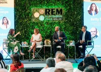 Expertos participan en el panel “Eficiencia energética y transformación digital”, celebrado en la quinta edición de REM: Recursos Energéticos y Mineros 2025, organizada por la revista Factor de Éxito.