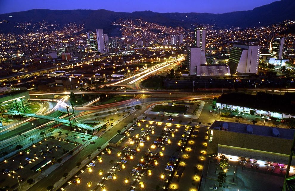 panoramica nocturna medellin 9