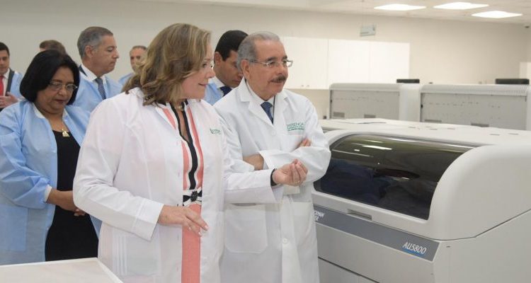 Patrica León muestra las instalaciones de la sede al presidente Danilo Medina, inaugurada en noviembre de 2018.  | Foto de cortesía