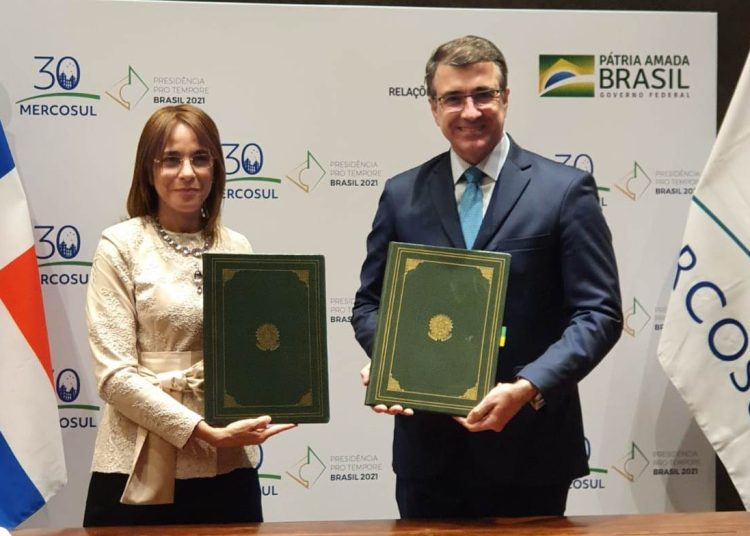 Patricia Villegas de Jorge y el canciller de Brasil, Carlos Franco França