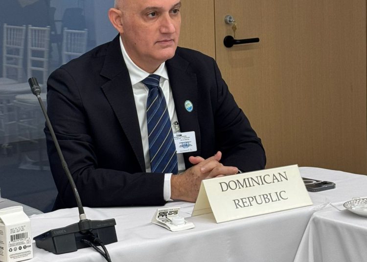 El funcionario dominicano participó en la reunión de los Jefes de Estado y de Gobierno de los Estados miembros de la Alianza de Pequeños Estados Insulares (Aosis).