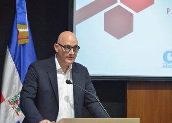 Pável Isa Contreras en el acto de puesta de circulación de su libro.- Intec.