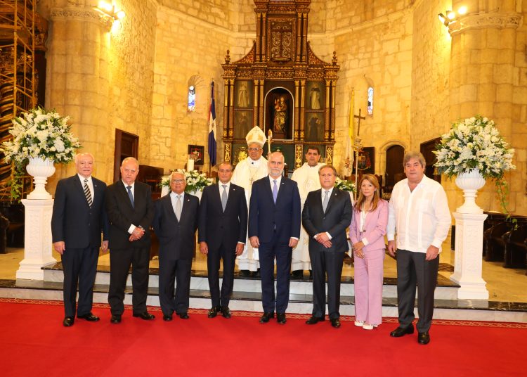 Pedro Esteva, José Marcelino Rodríguez, Luís López, Lawrence Hazoury, Alejandro Fernández W., Arzobispo Francisco Ozoria, Gustavo Ariza, Mónica Armenteros y Manuel Fernández Alfau.