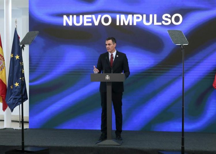 El presidente del Gobierno, Pedro Sánchez, presenta el Plan de Recuperación, Transformación y Resiliencia de la Economía Española en un acto telemático con todo el Ejecutivo, patronal y sindicatos, así como los embajadores de los 27 países miembros de la UE en el Palacio de la Moncloa. | Jose Maria Cuadrado Jimenez, EFE.