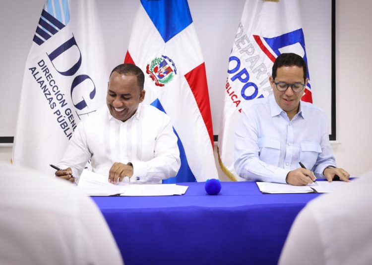 El director ejecutivo del DA, Víctor Pichardo, y el director ejecutivo de la DGAPP, Sigmund Freund.
