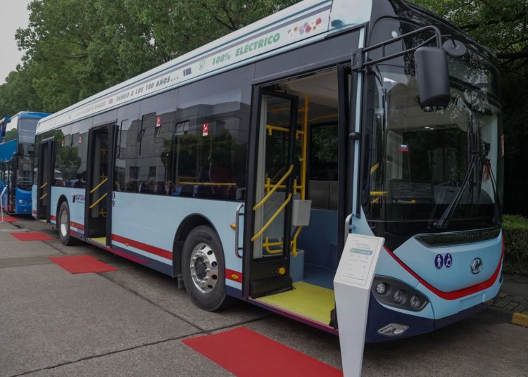 El plan consistiría en que los propietarios de taxis y minibuses puedan ahorrar la diferencia de combustible fósil por eléctrico en un fondo y que en dos años puedan adquirir un vehículo verde.