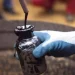 Las tensiones geopolíticas en Oriente Medio también influyeron en los precios del petróleo después de que los rebeldes hutíes del Yemen lanzaran nuevos ataques contra tres buques mercantes a los que vincularon con Israel.