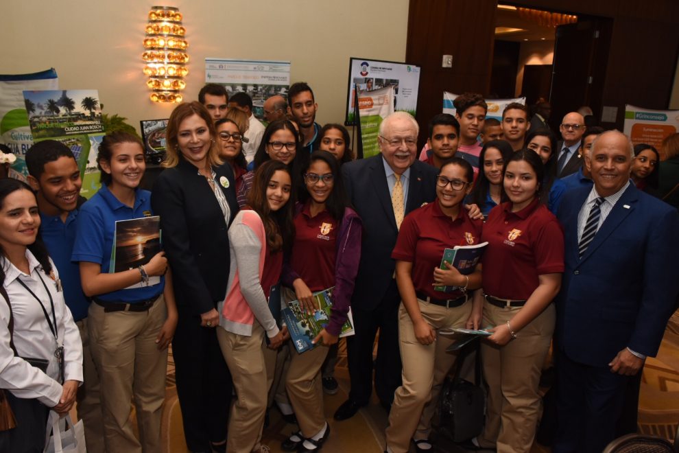 petrouschka muñoz, antonio isa conde y ángel canó con estudiantes en el día de la eficiencia energética
