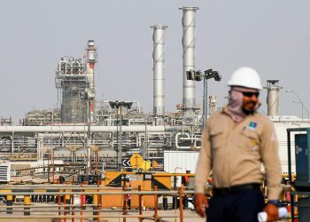 REUTERS/MAXIM SHEMETOV - Instalación petrolera de Saudi Aramco en Abqaiq, Arabia Saudí, el 12 de octubre de 2019